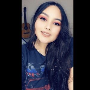 Meet your Posher, Claudia